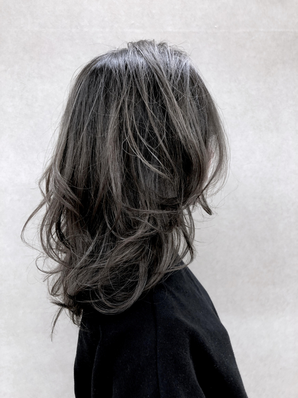 【まだヘアカラーで悩んでますか？？】一色のカラー色染めに飽きたならやるべきデザインカラーとは！？